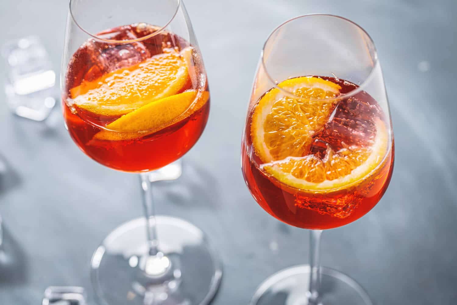 aperol-spritz-cocktail-with-orange-slices-served-glasses-1